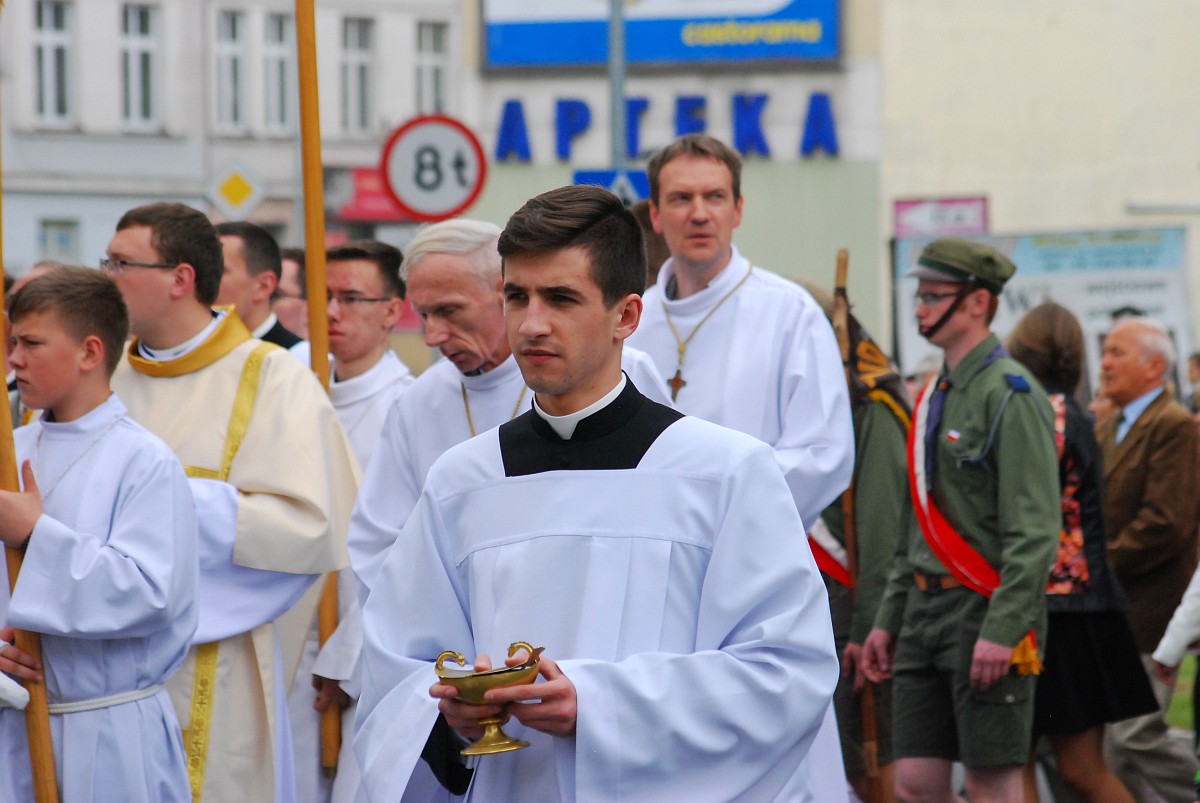 Biskup Kiernikowski poprowadził procesję w centrum Legnicy