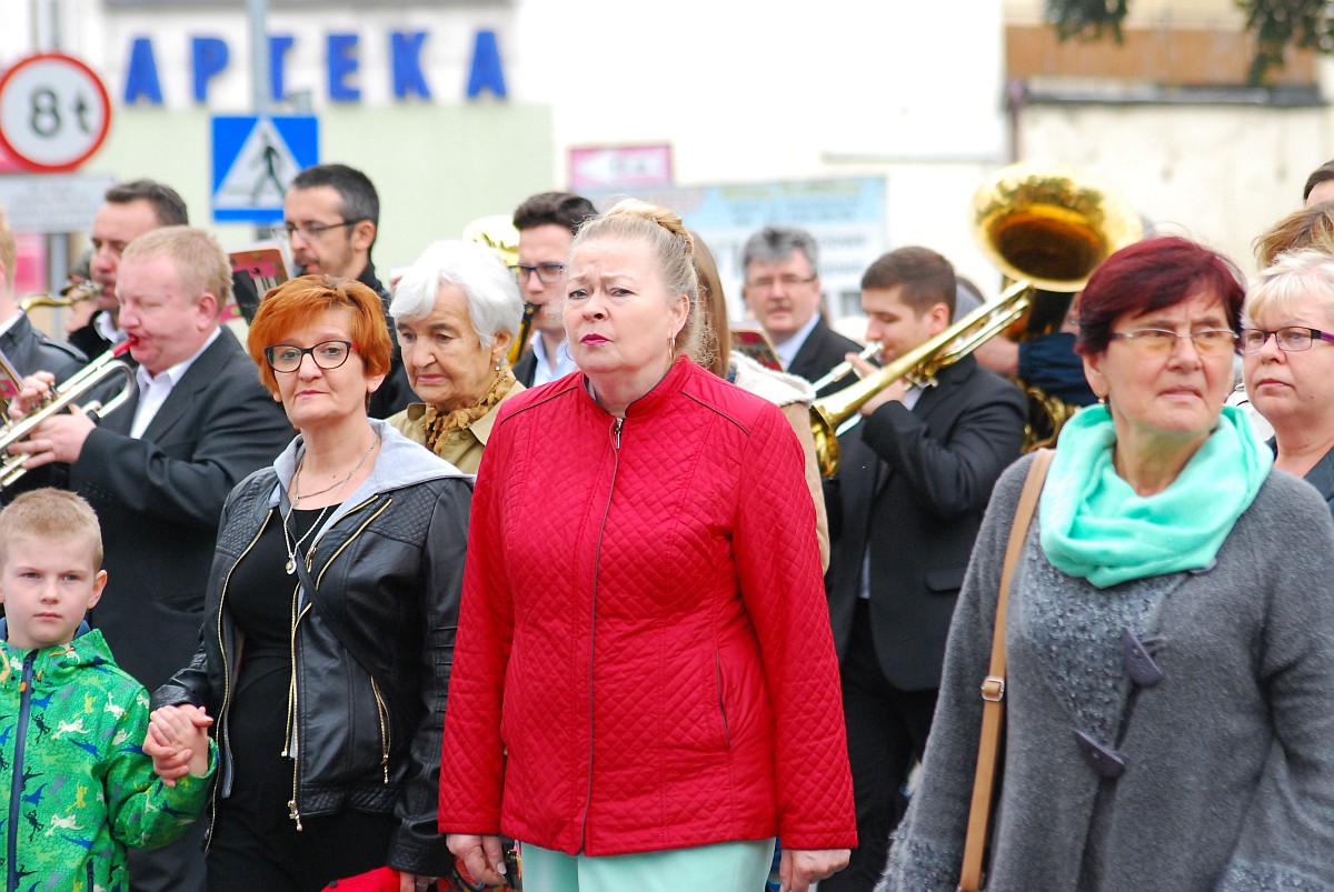 Biskup Kiernikowski poprowadził procesję w centrum Legnicy