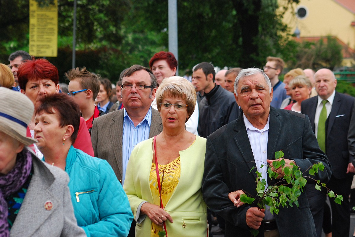 Biskup Kiernikowski poprowadził procesję w centrum Legnicy