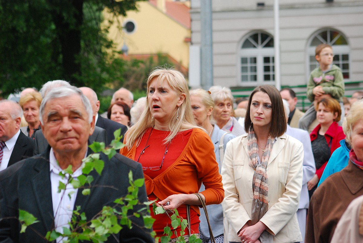 Biskup Kiernikowski poprowadził procesję w centrum Legnicy