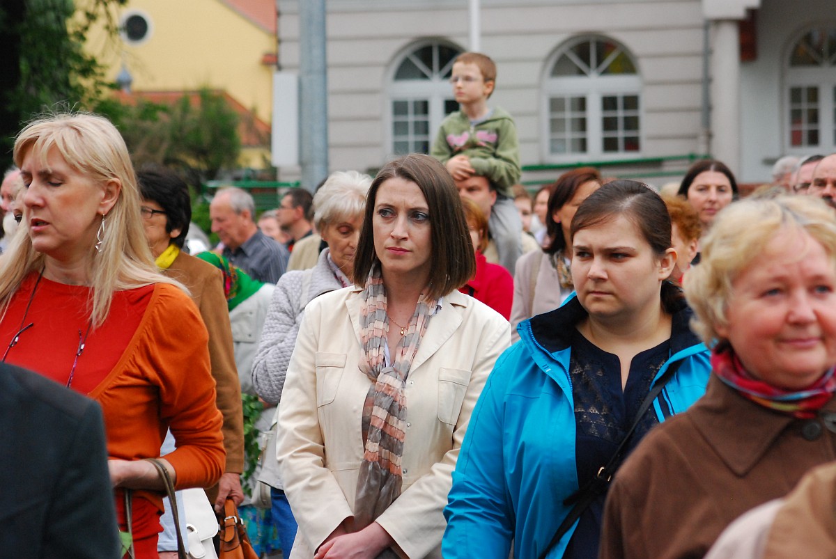 Biskup Kiernikowski poprowadził procesję w centrum Legnicy