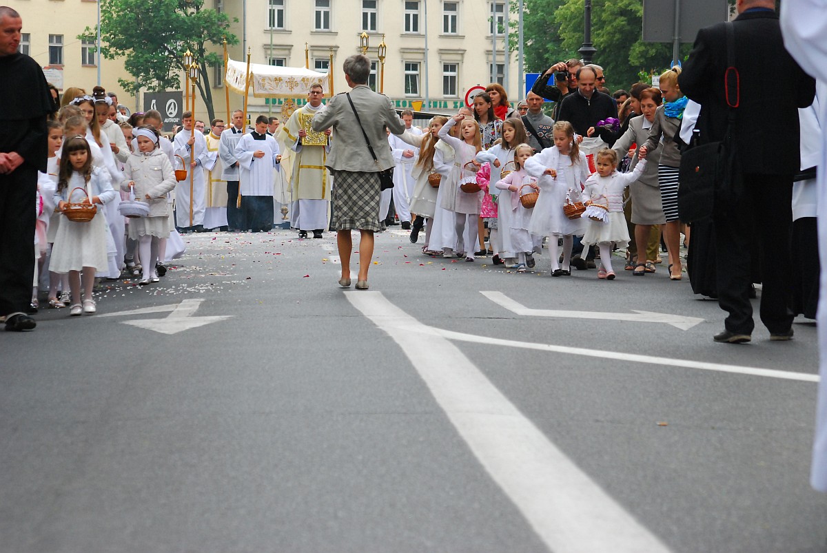 Biskup Kiernikowski poprowadził procesję w centrum Legnicy