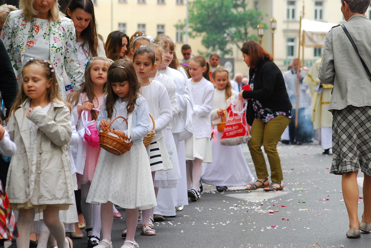 Biskup Kiernikowski poprowadził procesję w centrum Legnicy