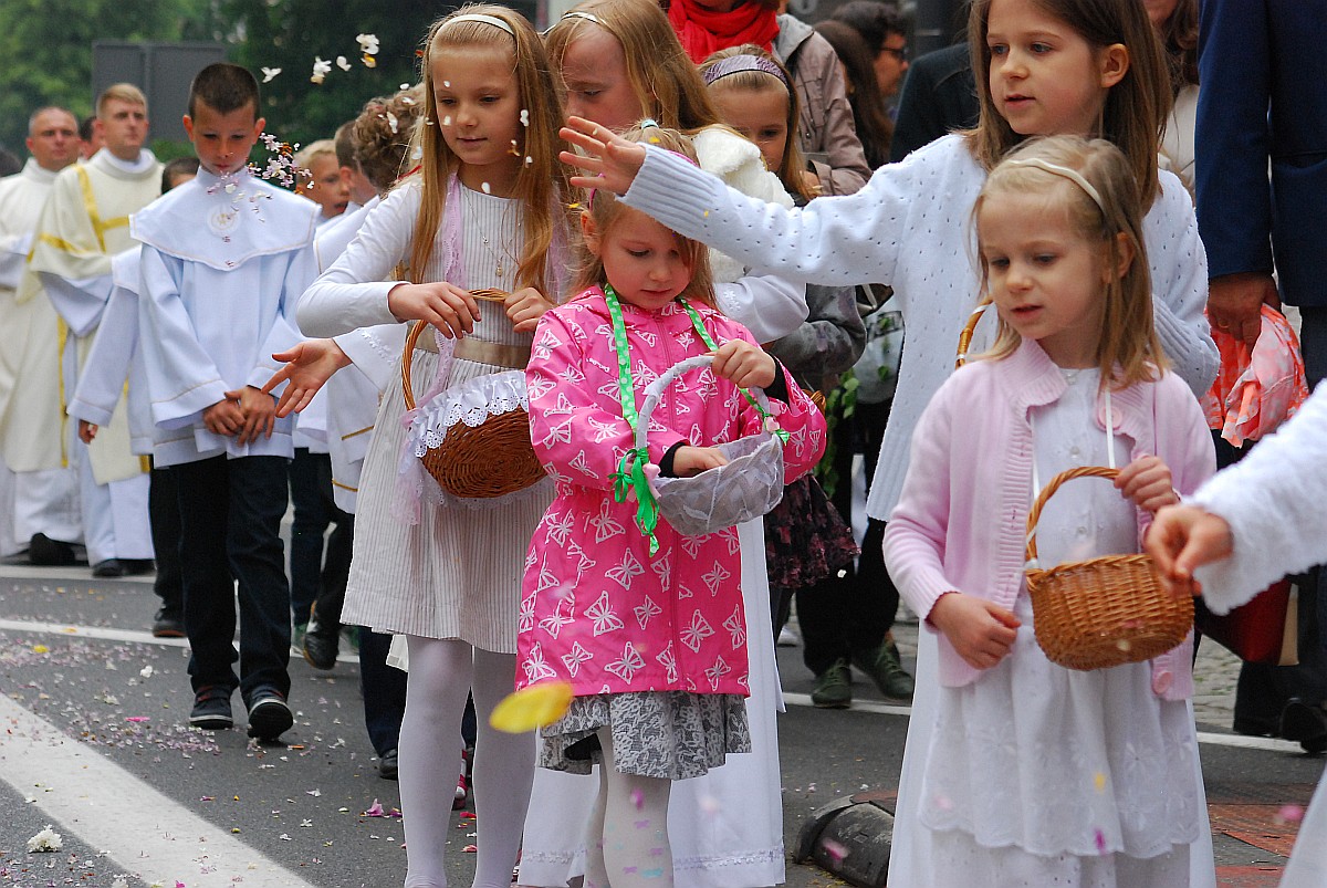 Biskup Kiernikowski poprowadził procesję w centrum Legnicy