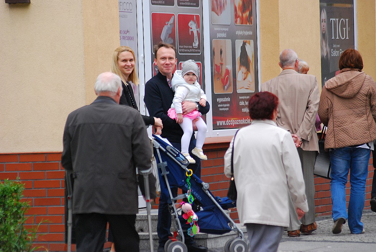 Biskup Kiernikowski poprowadził procesję w centrum Legnicy