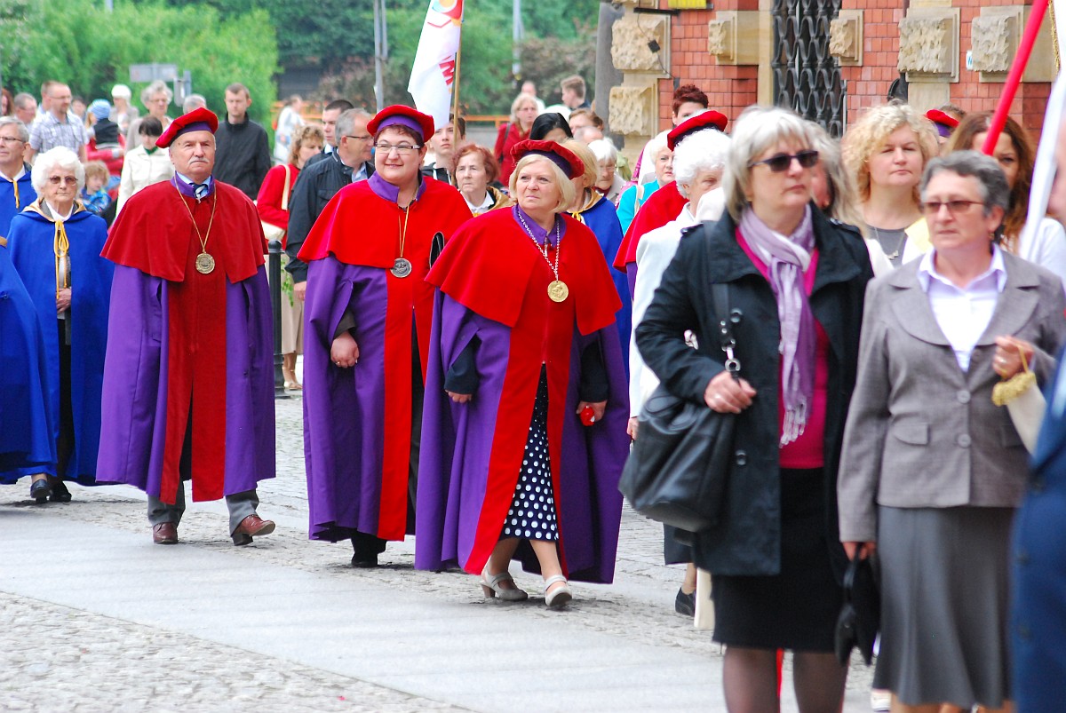 Biskup Kiernikowski poprowadził procesję w centrum Legnicy