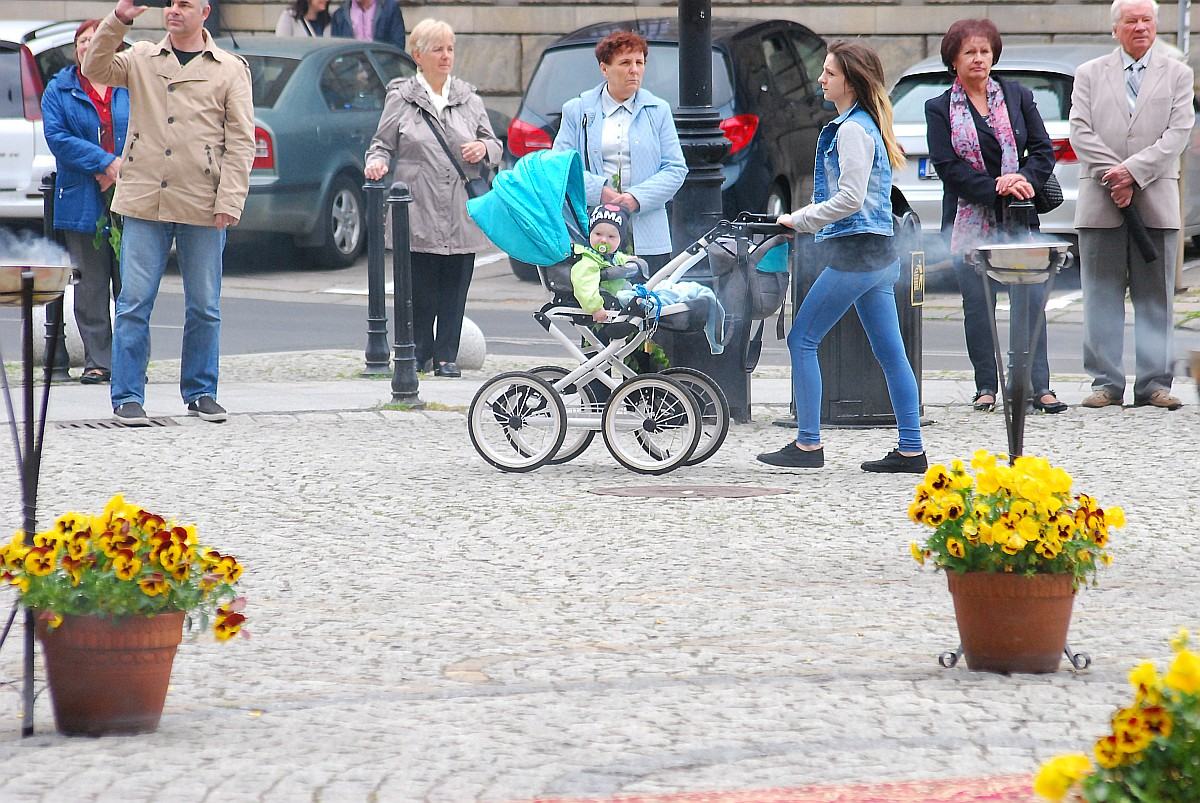 Biskup Kiernikowski poprowadził procesję w centrum Legnicy