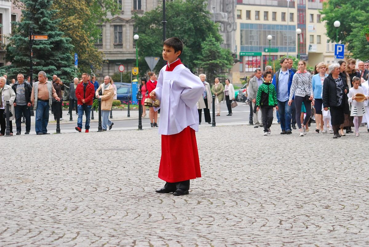 Biskup Kiernikowski poprowadził procesję w centrum Legnicy