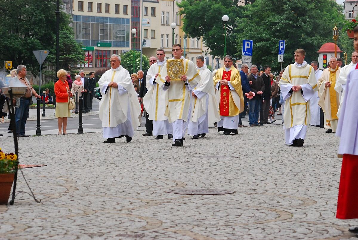 Biskup Kiernikowski poprowadził procesję w centrum Legnicy