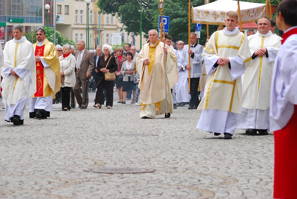 Biskup Kiernikowski poprowadził procesję w centrum Legnicy