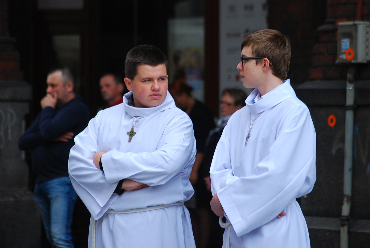 Biskup Kiernikowski poprowadził procesję w centrum Legnicy