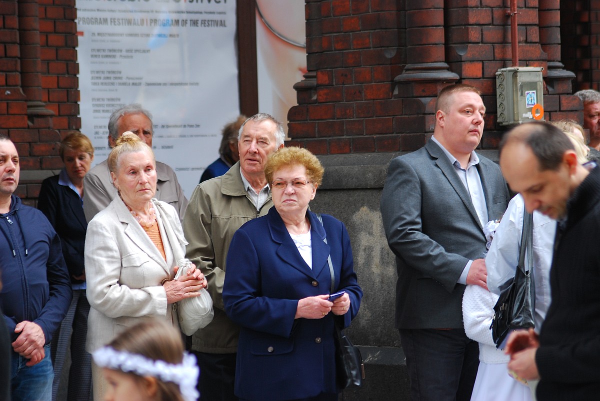 Biskup Kiernikowski poprowadził procesję w centrum Legnicy