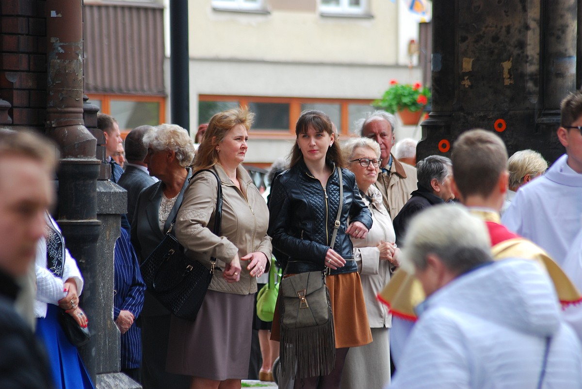Biskup Kiernikowski poprowadził procesję w centrum Legnicy