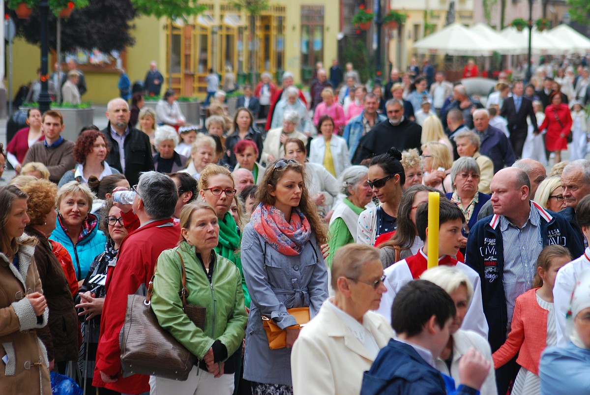 Biskup Kiernikowski poprowadził procesję w centrum Legnicy