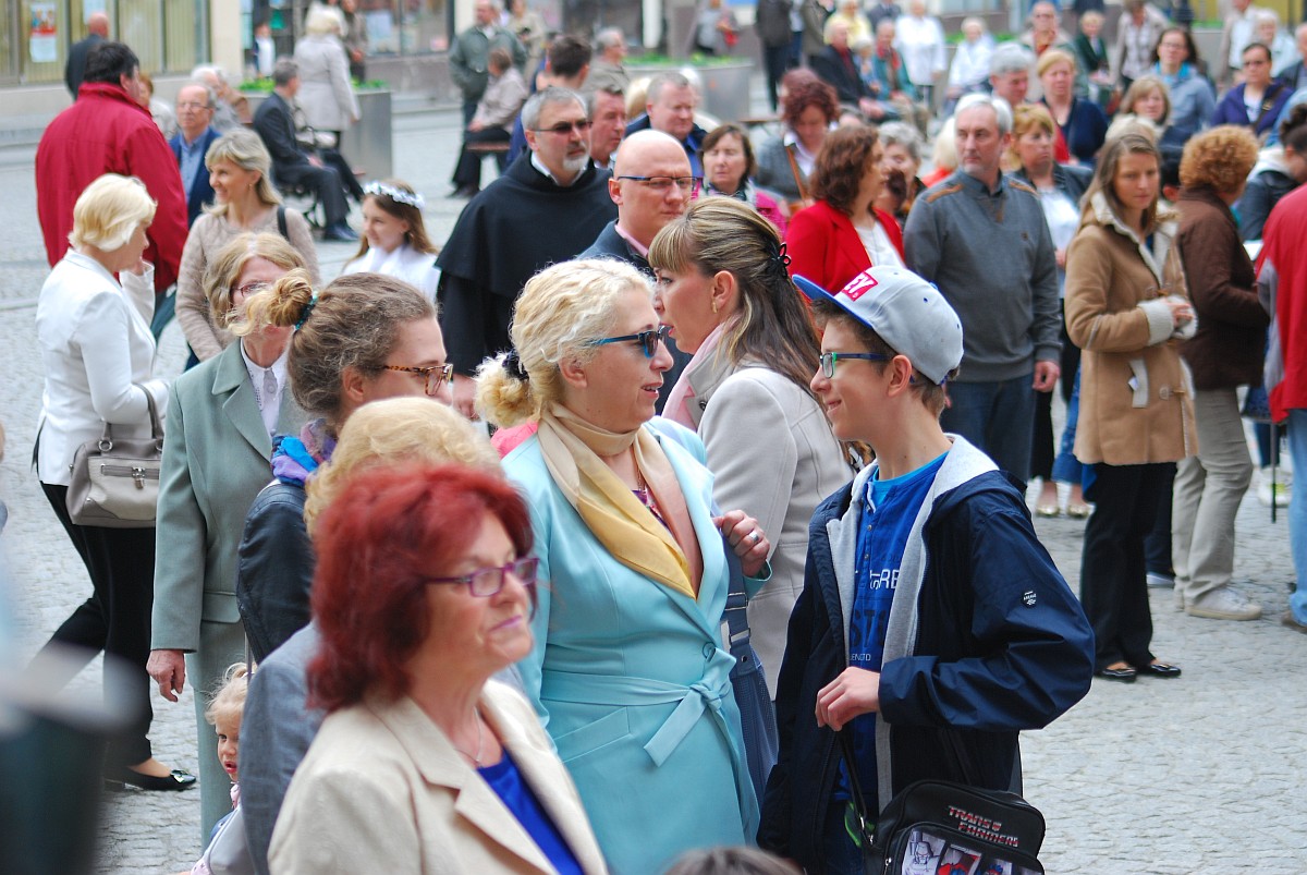 Biskup Kiernikowski poprowadził procesję w centrum Legnicy
