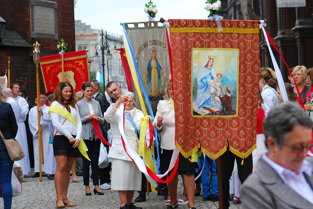 Biskup Kiernikowski poprowadził procesję w centrum Legnicy