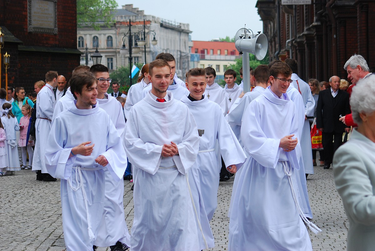 Biskup Kiernikowski poprowadził procesję w centrum Legnicy