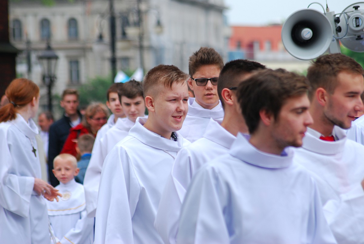 Biskup Kiernikowski poprowadził procesję w centrum Legnicy