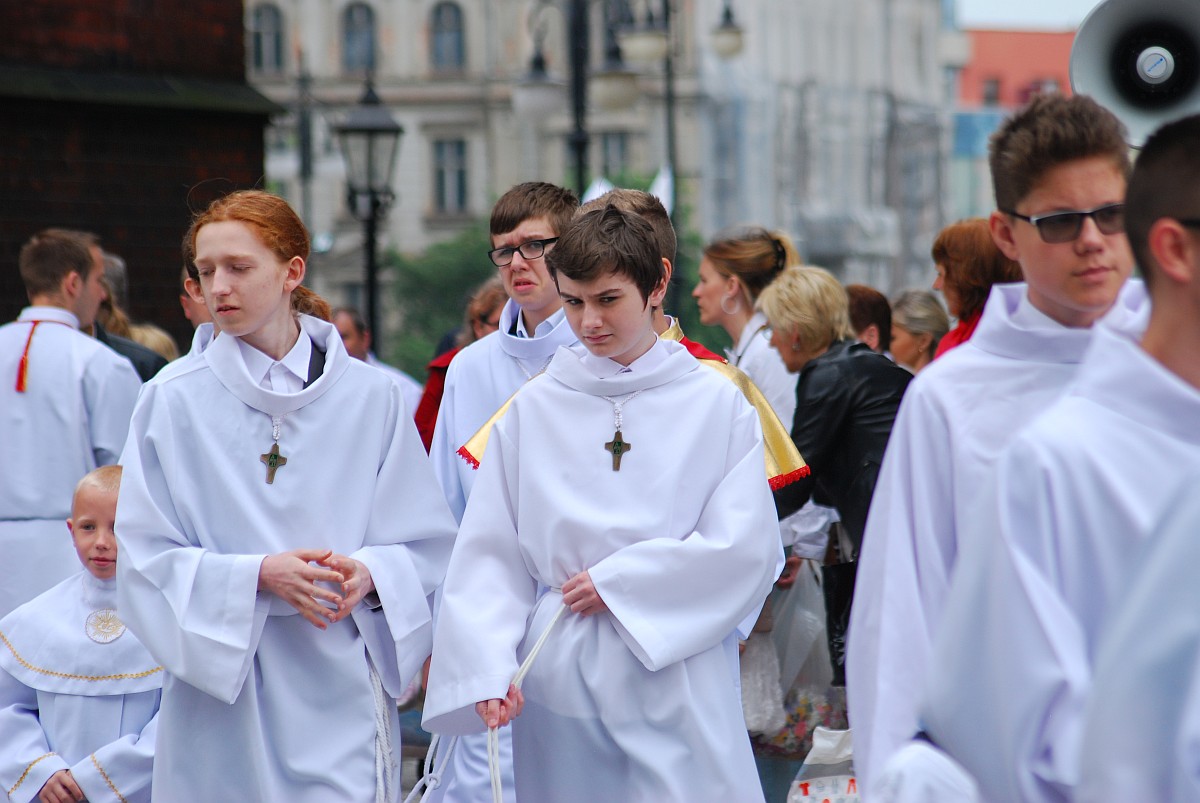 Biskup Kiernikowski poprowadził procesję w centrum Legnicy