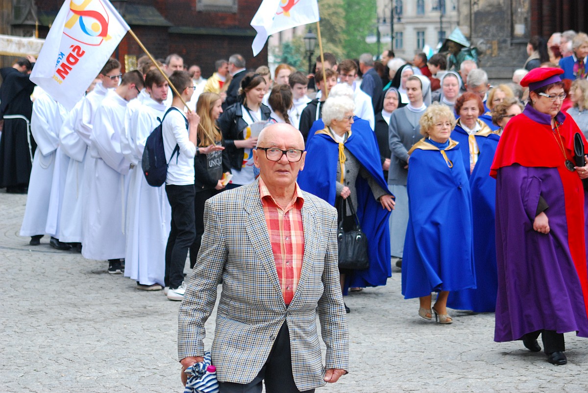 Biskup Kiernikowski poprowadził procesję w centrum Legnicy