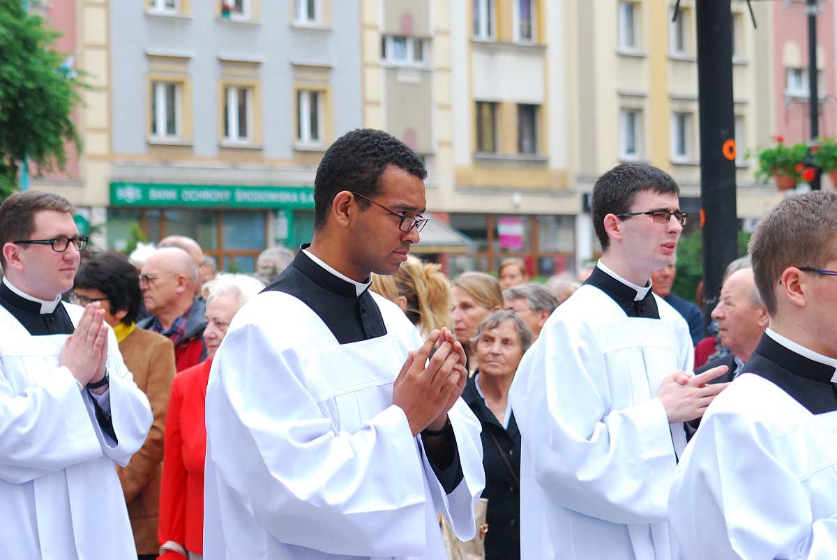 Biskup Kiernikowski poprowadził procesję w centrum Legnicy