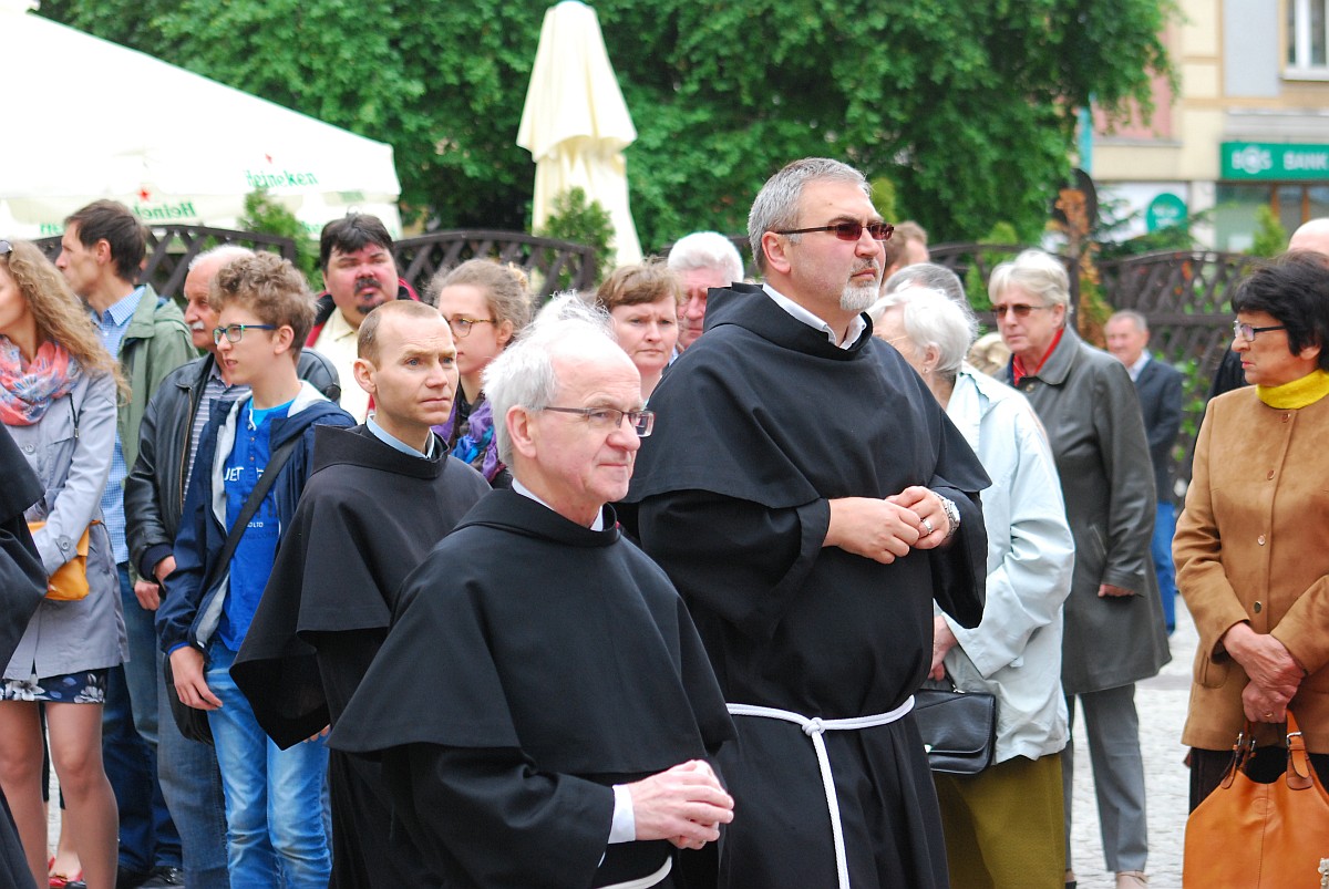 Biskup Kiernikowski poprowadził procesję w centrum Legnicy