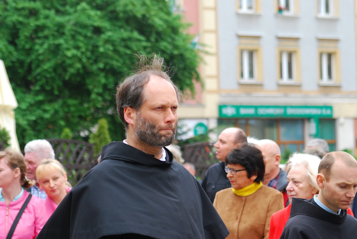 Biskup Kiernikowski poprowadził procesję w centrum Legnicy