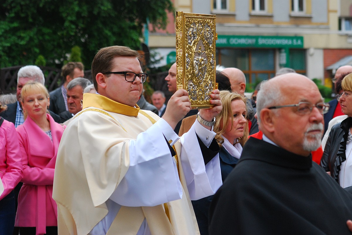 Biskup Kiernikowski poprowadził procesję w centrum Legnicy