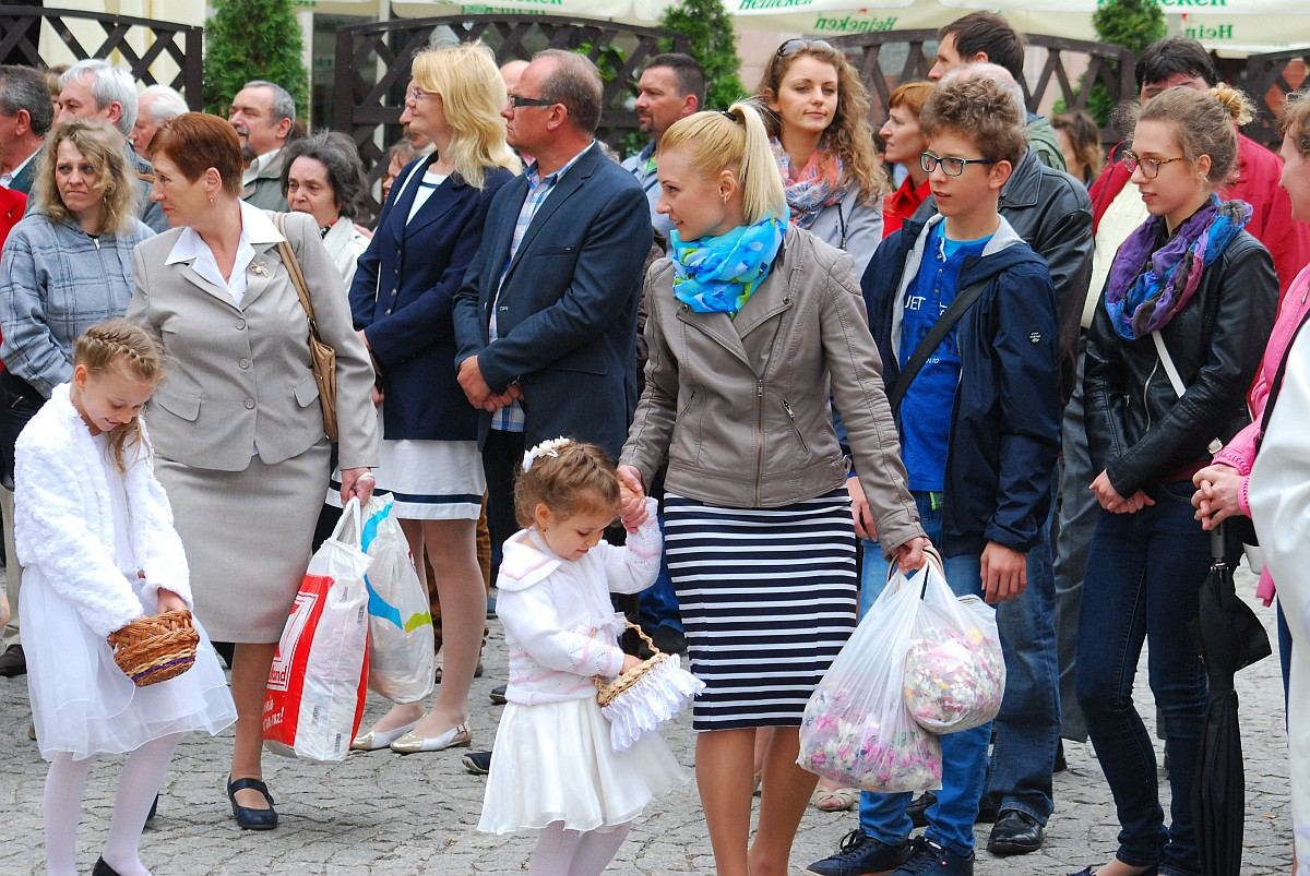 Biskup Kiernikowski poprowadził procesję w centrum Legnicy