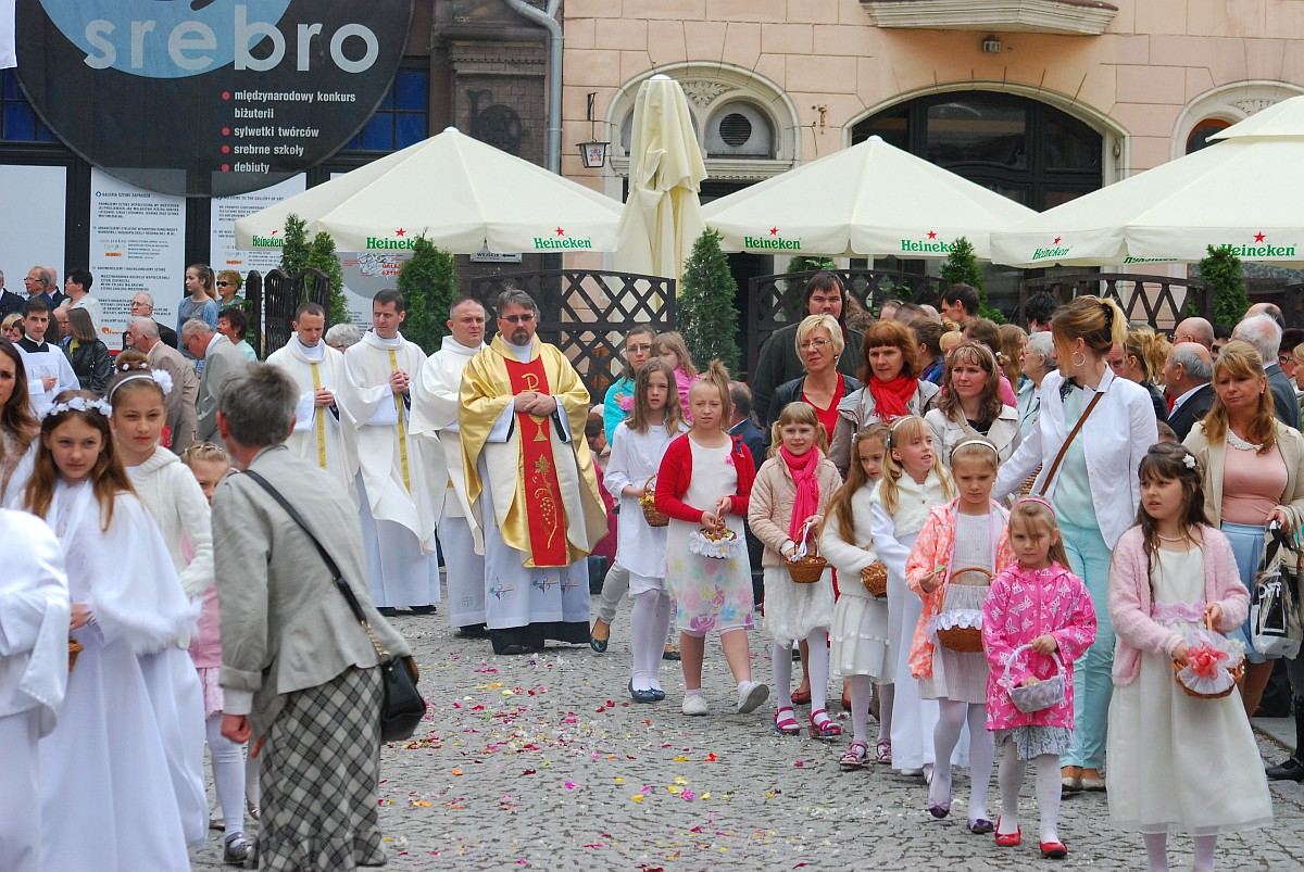 Biskup Kiernikowski poprowadził procesję w centrum Legnicy