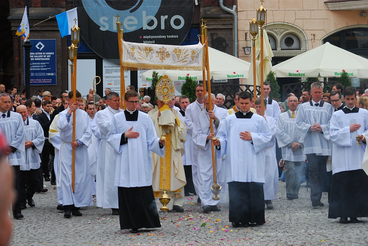 Biskup Kiernikowski poprowadził procesję w centrum Legnicy