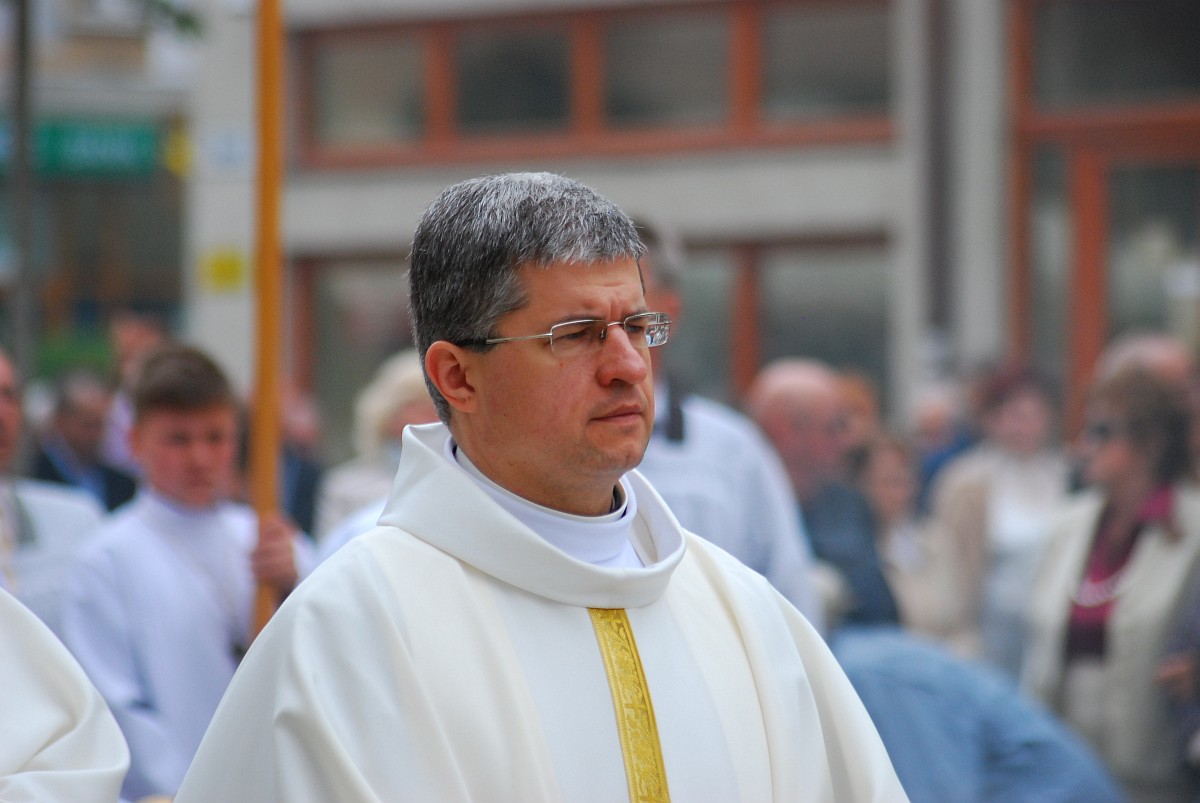 Biskup Kiernikowski poprowadził procesję w centrum Legnicy