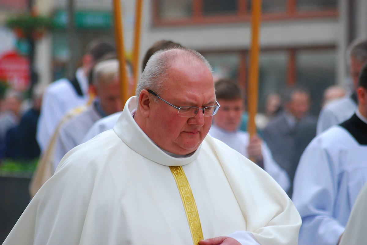 Biskup Kiernikowski poprowadził procesję w centrum Legnicy