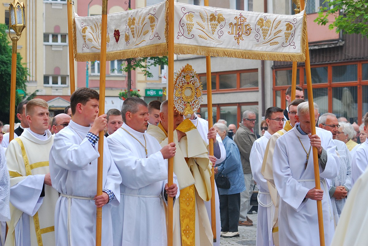Biskup Kiernikowski poprowadził procesję w centrum Legnicy