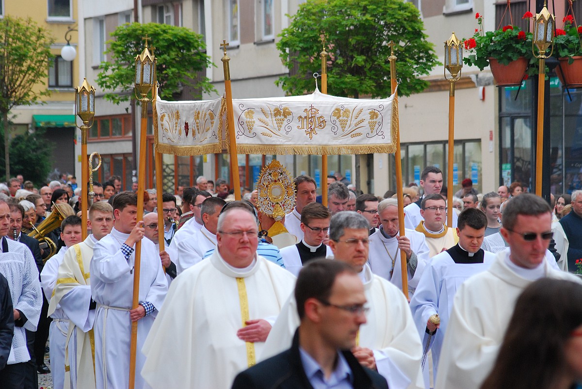 Biskup Kiernikowski poprowadził procesję w centrum Legnicy