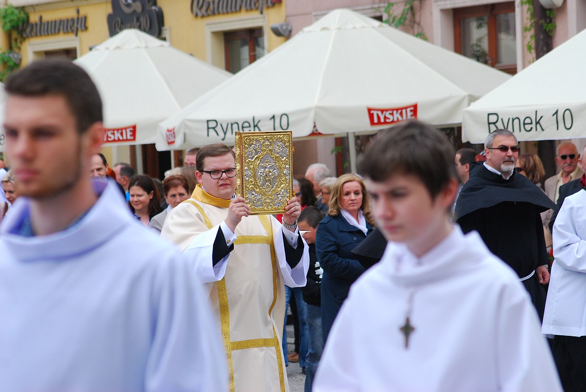 Biskup Kiernikowski poprowadził procesję w centrum Legnicy