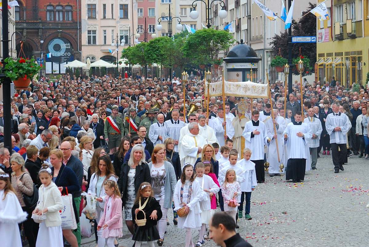 Biskup Kiernikowski poprowadził procesję w centrum Legnicy