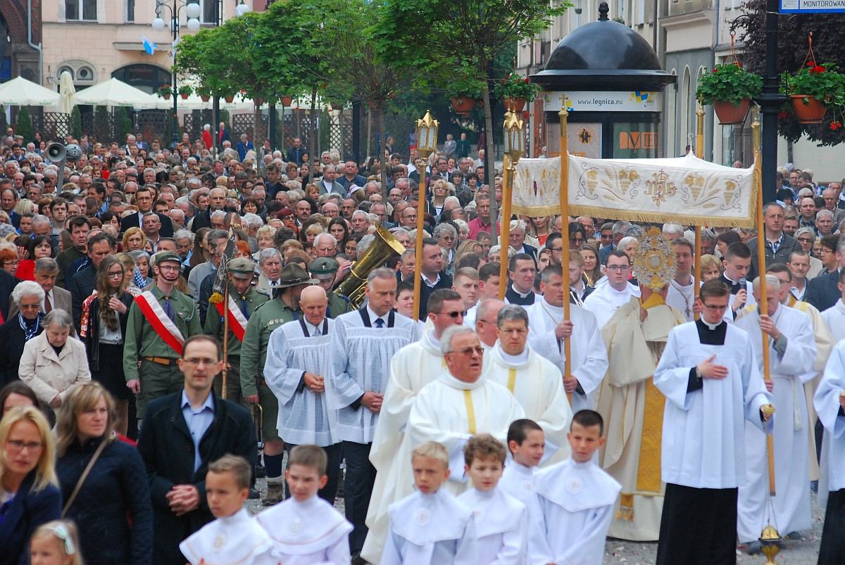 Biskup Kiernikowski poprowadził procesję w centrum Legnicy