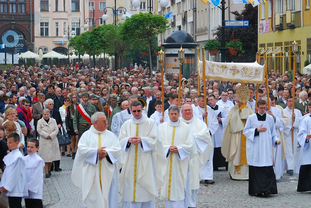 Biskup Kiernikowski poprowadził procesję w centrum Legnicy