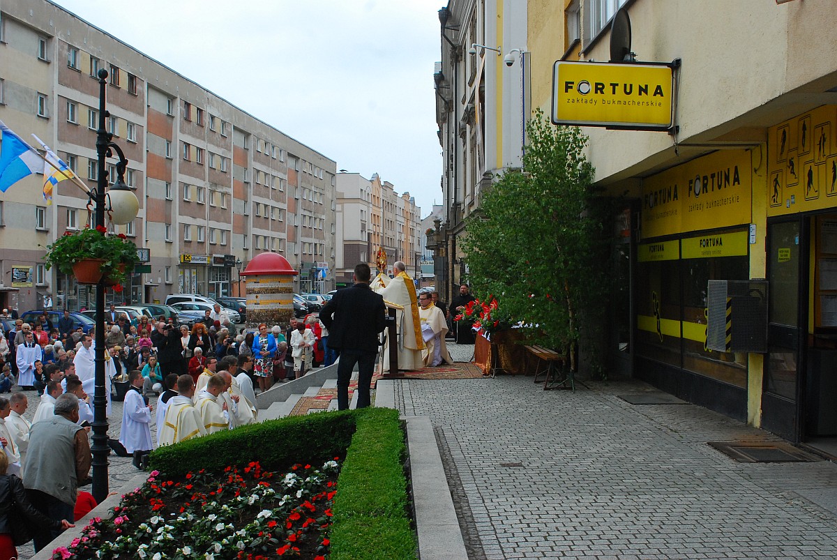 Biskup Kiernikowski poprowadził procesję w centrum Legnicy
