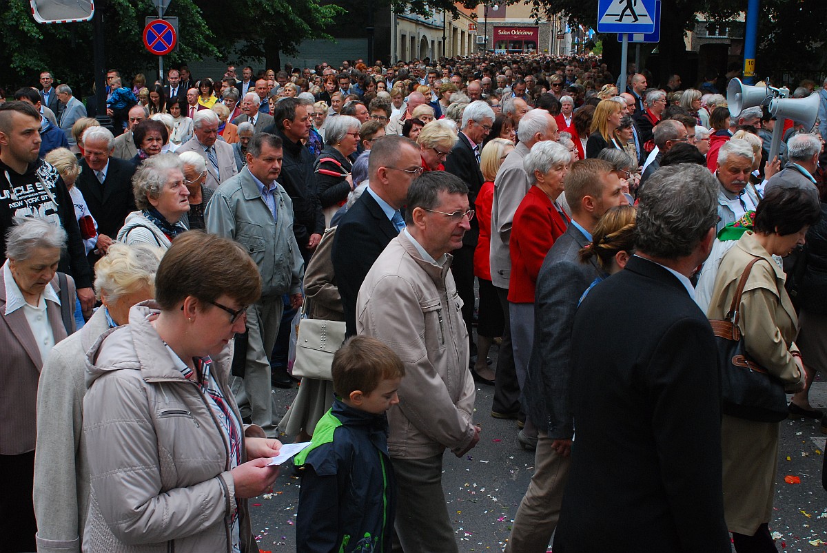 Biskup Kiernikowski poprowadził procesję w centrum Legnicy