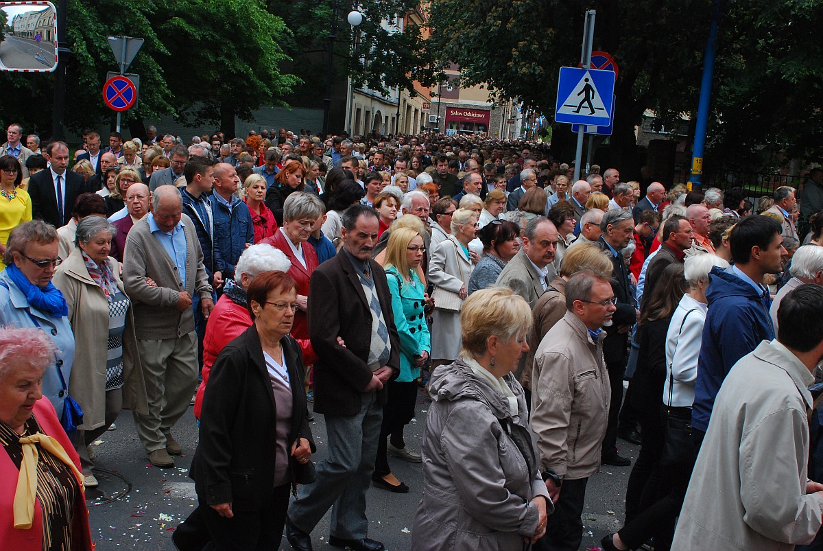 Biskup Kiernikowski poprowadził procesję w centrum Legnicy