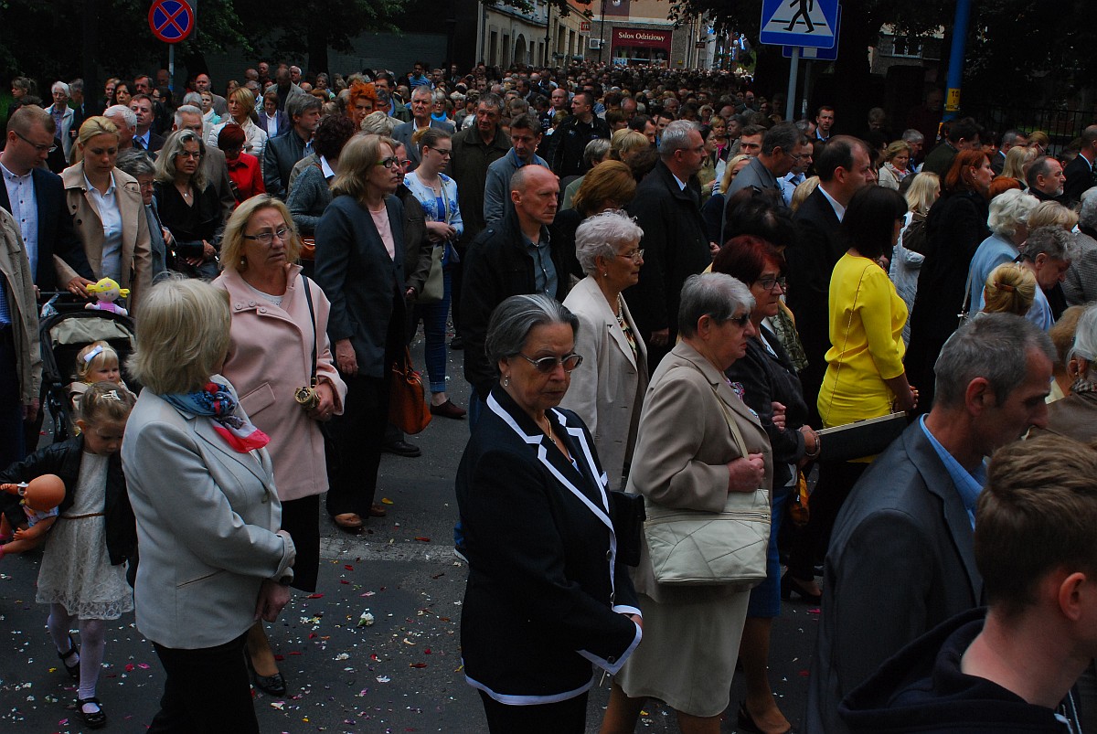 Biskup Kiernikowski poprowadził procesję w centrum Legnicy