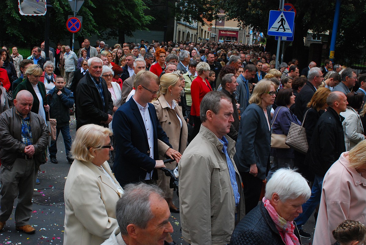 Biskup Kiernikowski poprowadził procesję w centrum Legnicy