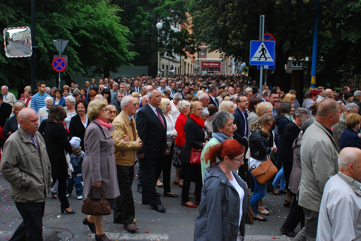Biskup Kiernikowski poprowadził procesję w centrum Legnicy