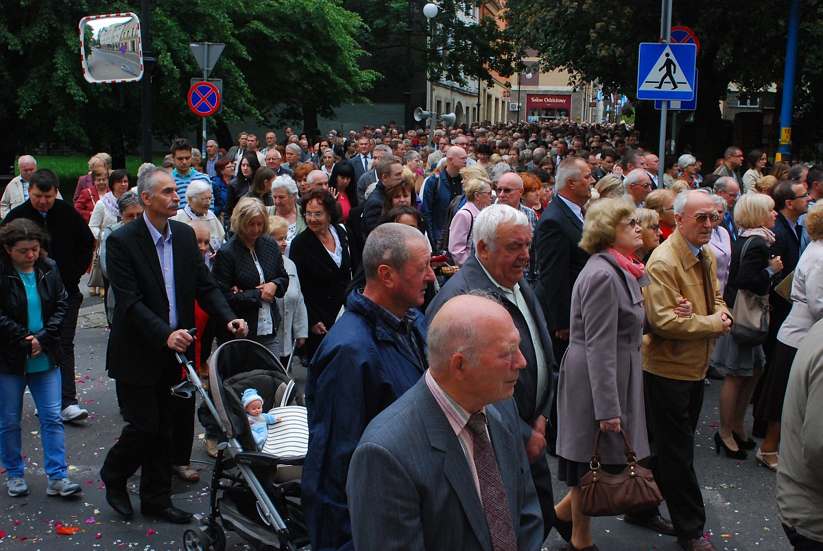 Biskup Kiernikowski poprowadził procesję w centrum Legnicy