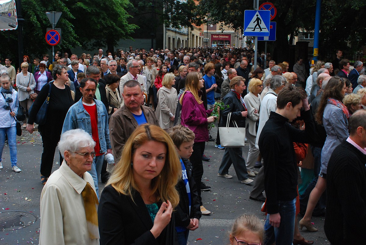 Biskup Kiernikowski poprowadził procesję w centrum Legnicy