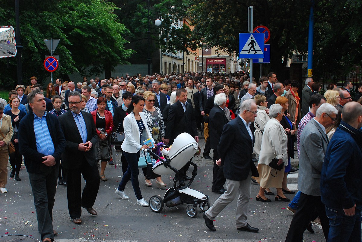 Biskup Kiernikowski poprowadził procesję w centrum Legnicy