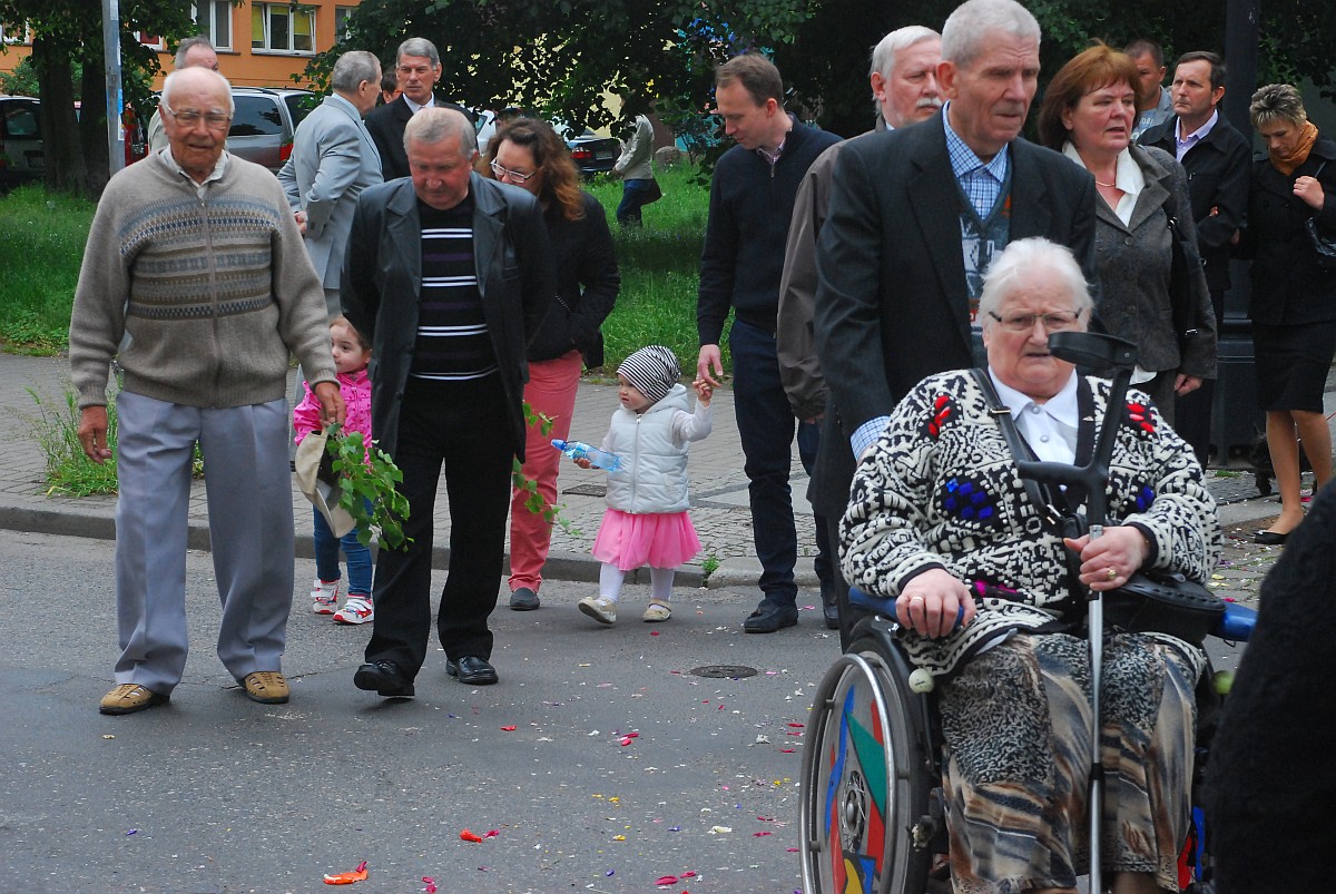 Biskup Kiernikowski poprowadził procesję w centrum Legnicy