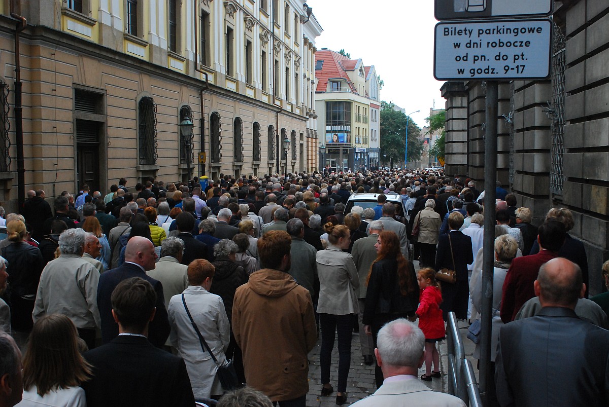 Biskup Kiernikowski poprowadził procesję w centrum Legnicy